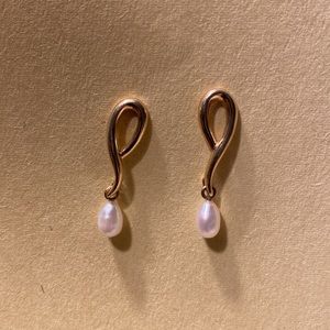 14kt yellow gold drop earrings with a fresh water pearl that dangles.